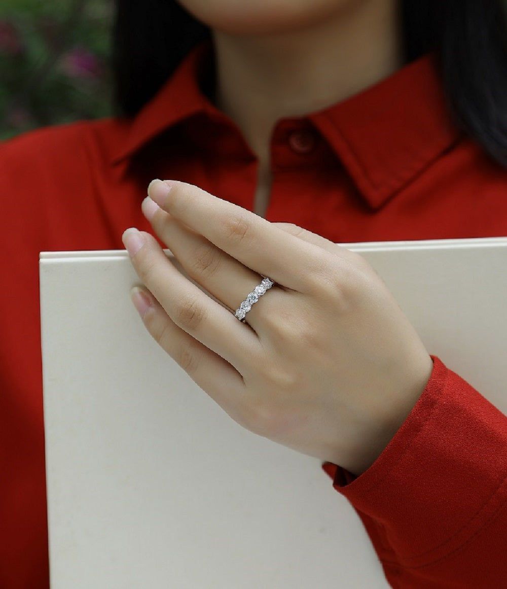 Melody Ring | Five-Stone Round Moissanite Band